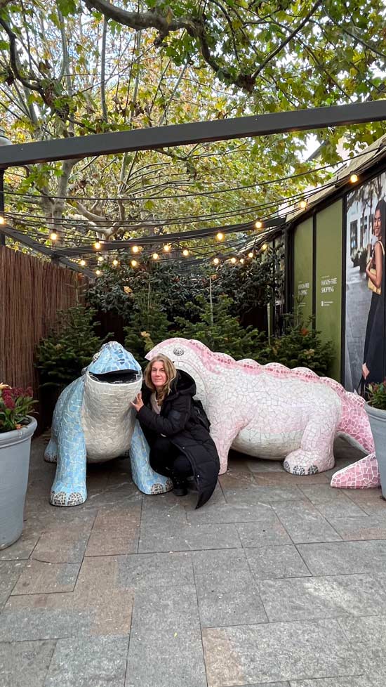Zwei dekorative Drachenfiguren aus farbigen Keramikplättchen.