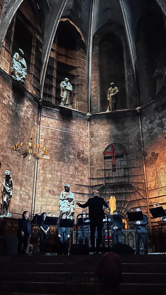 Videomapping in der Basilika Santa Maria Pi in Barcelona.