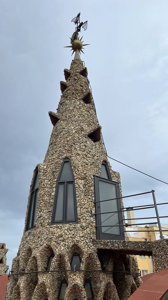 Die Turmspitze auf der Dachterrasse des Palau Güell ist mit einer gezackten Kugel und einem Drachen verziert.
