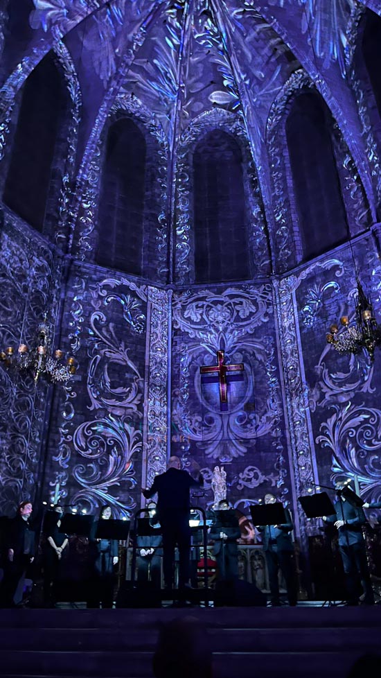 Videomapping und Chor in der Apsis der Basilika.