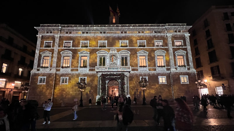 Auf die in warmes Licht gebadete Fassade des Rathauses wurden Sternen projiziert.