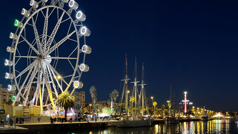 Auf dem Weihnachtsmarkt am Hafen erhebt sich ein Riesenrad.