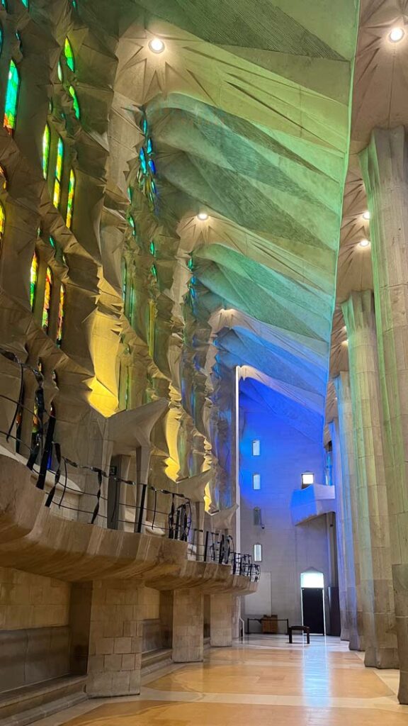 Blaugrüne Lichteffekte im Kirchenschiff am Vormittag.