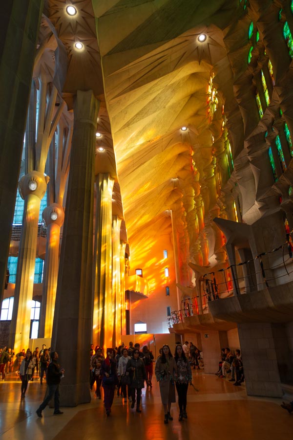 Spektakuläre rot-orangene Lichteffekte im Kirchenschiff der Sagrada Familia am Nachmittag.