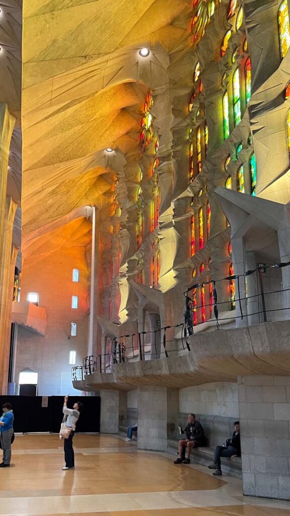 Die Passionsfassade von innen am Vormittag.