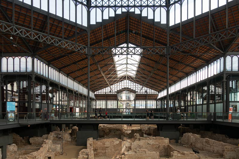 Die alte Markthalle im katalanischen Jugendstil im Stadtteil El Born.