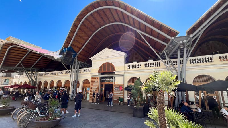 Die Markthalle Santa Catarina mit dem Wellendach.