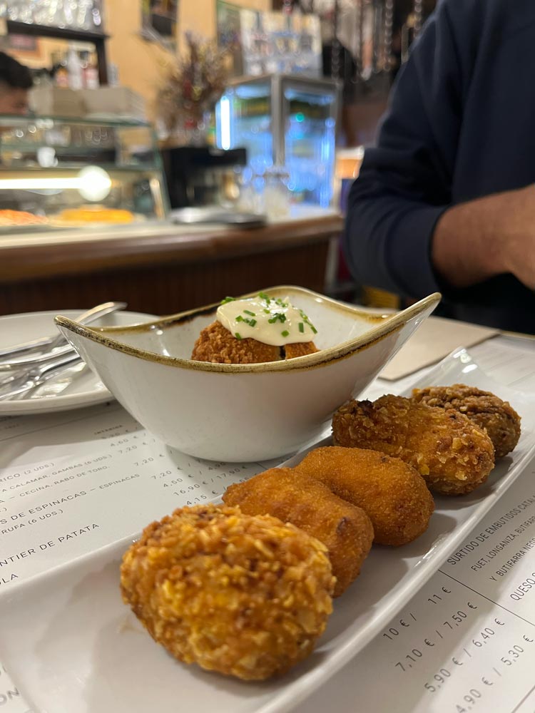 Eine Auslese gefüllter Kroketten, dazu eine Bomba mit scharfer Sauce.