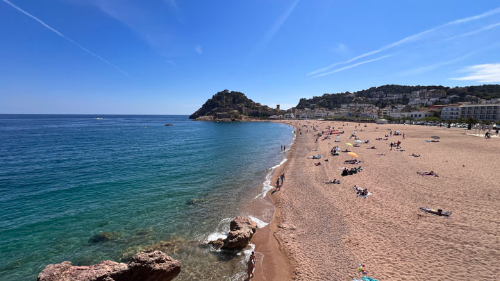 Der lange und breite Hauptstrand Tossas an einem sonnigen Frühlingstag.